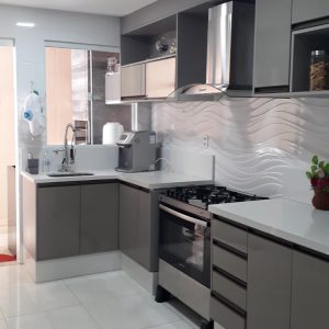 Casa de três quartos, um com suíte e closet, em condomínio fechado